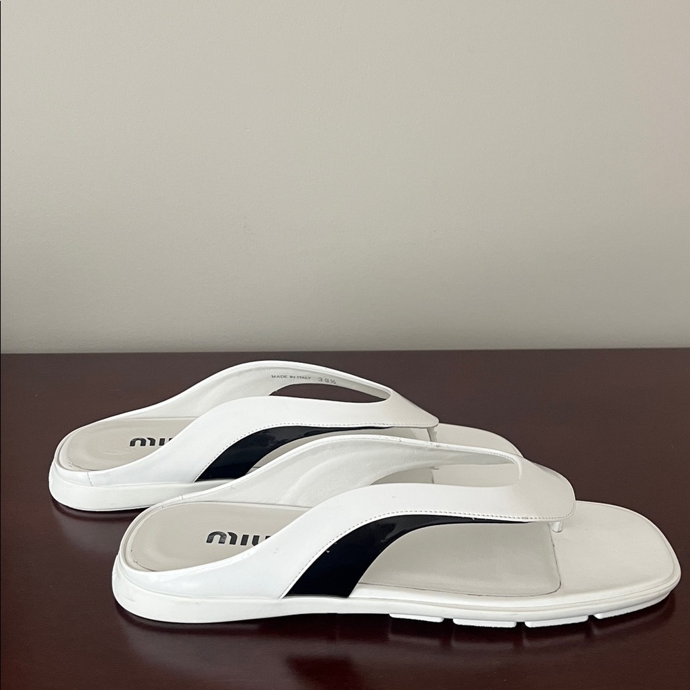 MIU MIU NWOT AUTHENTIC VERNICE TECH FLAT THONG SANDALS WHITE and BLACK 39.5 - Picture 3 of 7